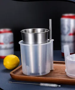 Dettaglio tazza birra acciaio inossidabile, bicchiere campeggio portatile con supporto paglia.