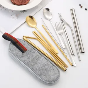 Roestvrijstalen draagbare bestekset met etui, stokjes, lepel, vork en rietjes voor reizen.