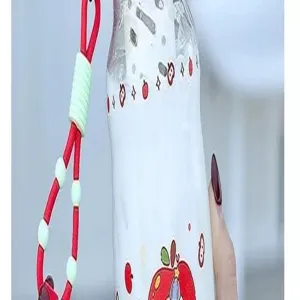 Primo piano dettagliato della simpatica bottiglia di plastica con stampa mela e cordino.