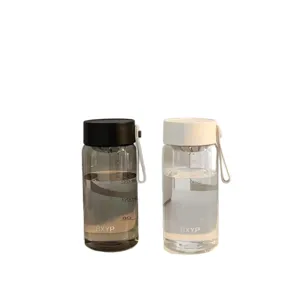 Draagbare plastic waterbeker met thee-infuser, minimalistisch ontwerp, ideaal voor studenten.