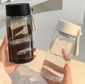 Draagbare grote capaciteit plastic waterfles met thee-infuser voor sport en dagelijks gebruik.