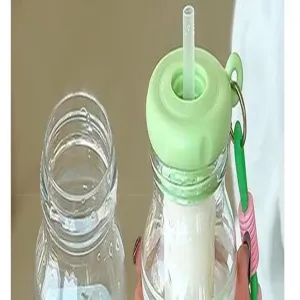 Vista dettagliata della bottiglia d'acqua portatile con coperchio verde e paglia.