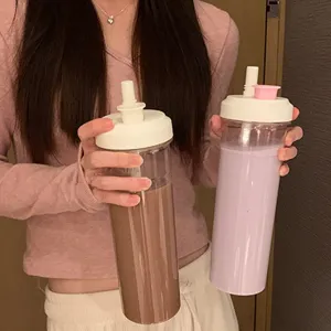 Detailansicht einer Person, die zwei minimalistische Milchteetassen aus Kunststoff hält.