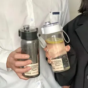 Bouteille d'eau en plastique portable avec infuseur à thé, tasse de voyage simple pour étudiants.