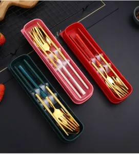Tragbares Besteckset aus Edelstahl mit Gabel, Löffel, Stäbchen und Aufbewahrungsbox.