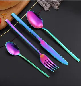Detalle de juego de cubiertos de acero inoxidable arcoíris con acabado de titanio brillante.