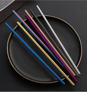 Nahaufnahme des bunten edelstahl trinkhalm sets fur getranke und becher, edles design.