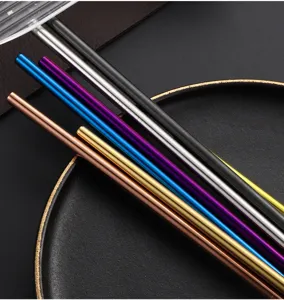 Edelstahl Trinkhalme Detailaufnahme zeigt bunte metallische Oberflächen und glatte Texturen.