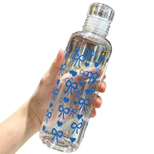 Transparente Kunststoff Trinkflasche mit blauem Schleifenmuster fuer den Alltag 500ml
