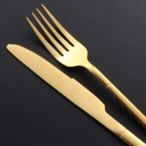 Juego de cubiertos de acero inoxidable dorado, elegante cuchillo y tenedor para bistec.