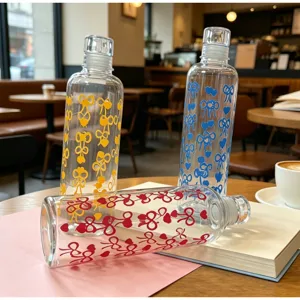 Klare Plastik-Wasserflasche mit süßem Schleifen- und Herzmuster, langlebig u. hitzebeständig.