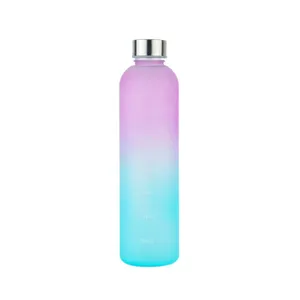 Botella de agua deportiva portátil para exteriores con escala y taza de fitness elegante.