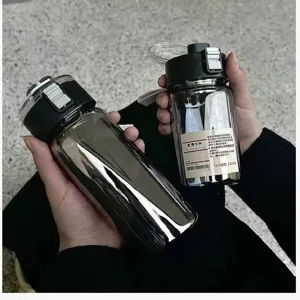 Bouteille d'eau transparente portable avec couvercle securise pour le sport et l'ecole.