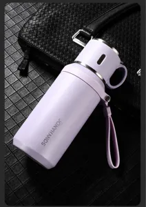 Bouteille isotherme violette vue détaillée, design portable de grande capacité avec couvercle.