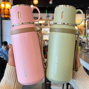 Vue détaillée de bouteilles thermos isothermes portables en acier inoxydable grand format.