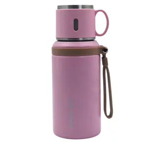 Botella termica de acero inoxidable con tapa de taza y asa portatil para uso al aire libre.