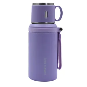 Botella térmica de acero inoxidable violeta con tapa de taza y correa de silicona.