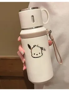 Vue détaillée d'une bouteille isotherme blanche portable avec autocollant de chien et couvercle.