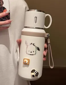 Gourde isotherme en acier inoxydable portable avec couvercle et sangle pour le sport et en plein air.