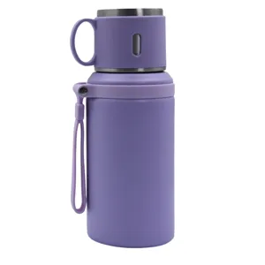 Primer plano detallado de la botella térmica de acero inoxidable violeta con práctica asa.