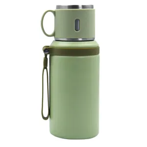 Botella termica de acero inoxidable detalle de disenio portatil verde con tapa de taza.