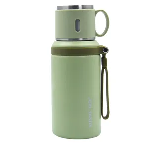 Botella termo de acero inoxidable al vacio con tapa de taza y correa portatil, verde.