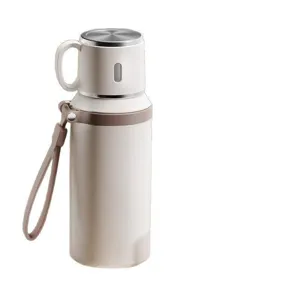 Bouteille d'eau isotherme portable avec couvercle tasse et sangle pour voyage quotidien.