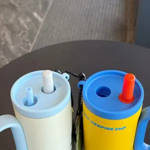 Detailansicht des 316 Edelstahl-Isolierbechers mit Strohhalm und Staubkappe für kalte Getränke.