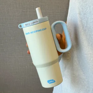 Edelstahl Thermobecher mit Griff und Trinkhalm, ideal für kalte Getränke im Alltag.