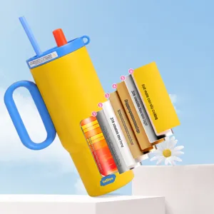 Grande bicchiere isolante in acciaio inossidabile con manico e cannuccia per auto viaggio.