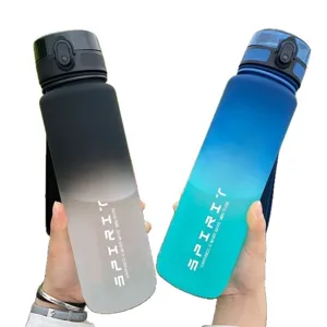 Zwei matte Sport-Trinkflaschen mit Farbverlauf in Schwarz und Blau mit englischem Text