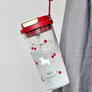 Tragbare Plastik-Wasserflasche mit doppeltem Trinkdesign und süßem Kirsch-Hunde-Motiv.