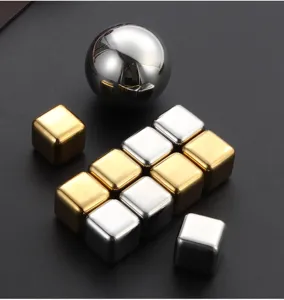 Edelstahl Whisky Eiswürfel Detailansicht mit metallischer Textur, langlebiges Eissteine Set.