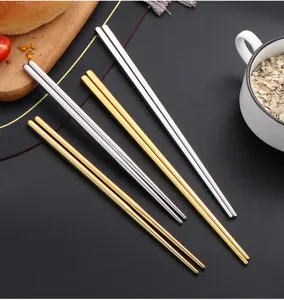 Edelstahl Staebchen Detailansicht, koreanische runde Metall Besteckset fuer die Kueche.