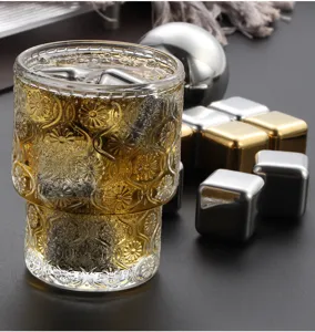 Edelstahl Whisky Eiswürfel Set mit geprägtem Glasbecher zum kühlen von Getränken.