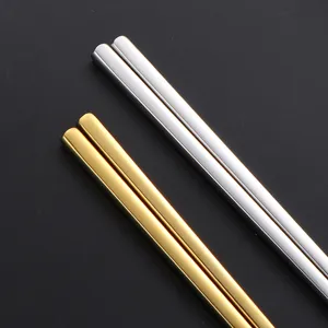 Edle Edelstahl Stäbchen in Gold und Silber, modernes minimalistisches Küchengeschirr.