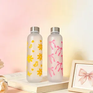 Botella de agua de plástico mate con bonito diseño de lazo y flores, taza portátil.