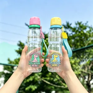 Primer plano de botella de agua deportiva transparente con bonito estampado de dinosaurio.