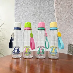 Vista detallada de botellas de agua transparentes coloridas con lindos estampados de dinosaurios.