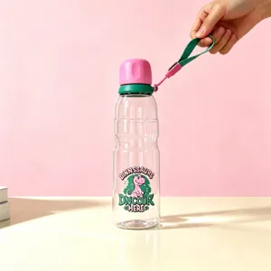 Tragbare Kunststoff-Wasserflasche für Schüler mit rosa Deckel und Tragegurt für Outdoor-Sport.