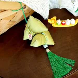 Close-up detail van traditionele Chinese stoffen zongzi hangende decoratie met kwastje