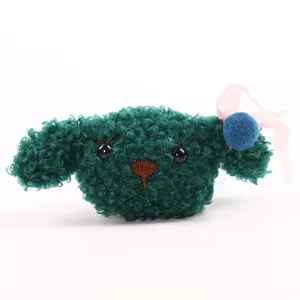 Groene krullende pluche hond speelgoed broche, schattig accessoire voor tassen en schoenen.