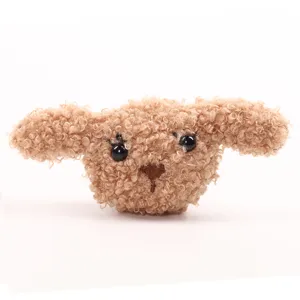 Schattige bruine krullende pluche hondenkop broche, mooie donzige tas en haaraccessoire.