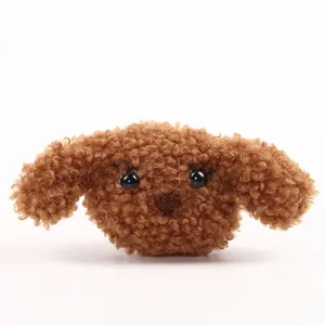 Close-up detail van de bruine krullende pluche poedel hond bedel, met zachte textuur en leuke ogen.