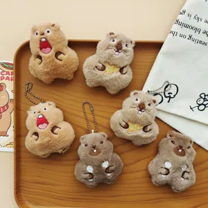 Adorable pendentif en peluche de marmotte drôle porte-clés duveteux vue détaillée.