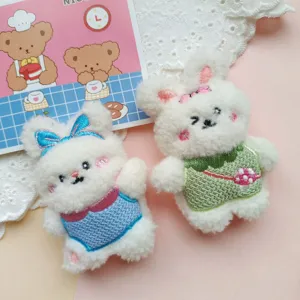 Peluche di coniglio bianco soffice con vestiti ricamati, simpatici ciondoli per zaino e spille.