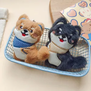 Nahaufnahme Detail von süßem Cartoon Shiba Inu Plüsch Anhänger mit Schal,weiche Tasche Deko.