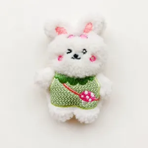 Grazioso ciondolo bambola coniglio in peluche con gilet lavorato a maglia, altezza 10.5cm.