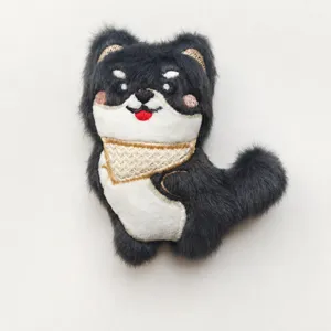 Süßer Shiba Inu Plüsch Anhänger Detailaufnahme, flauschiges Stofftier mit Stickerei und Schal.