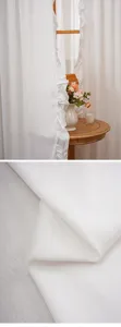 Detalle de tela de cortina con volantes blancos y escena colgante, estilo francés suave.